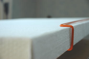 Coloured clamp mounted on Palett absorber